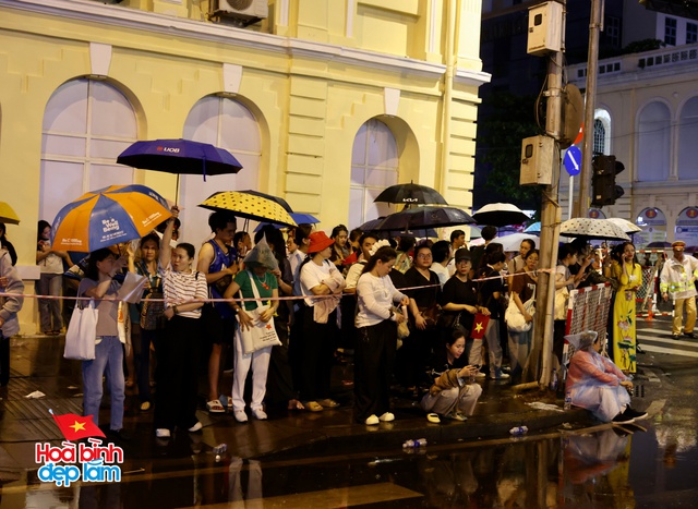 Không khí rộn ràng trên đường Lê Duẩn chờ đón diễu binh 30 / 4 sắp diễn ra - Ảnh 80.