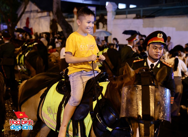 Không khí rộn ràng trên đường Lê Duẩn chờ đón diễu binh 30 / 4 sắp diễn ra - Ảnh 76.