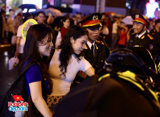 Không khí rộn ràng trên đường Lê Duẩn chờ đón diễu binh 30 / 4 sắp diễn ra - Ảnh 79.