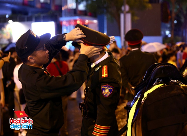 Không khí rộn ràng trên đường Lê Duẩn chờ đón diễu binh 30 / 4 sắp diễn ra - Ảnh 82.