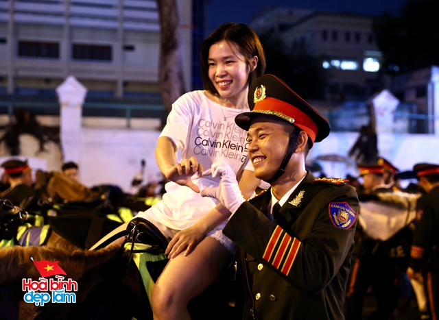 Không khí rộn ràng trên đường Lê Duẩn chờ đón diễu binh 30 / 4 sắp diễn ra - Ảnh 78.