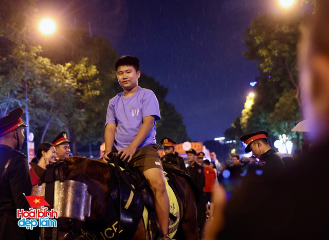 Không khí rộn ràng trên đường Lê Duẩn chờ đón diễu binh 30 / 4 sắp diễn ra - Ảnh 77.