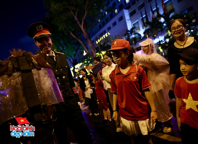 Không khí rộn ràng trên đường Lê Duẩn chờ đón diễu binh 30 / 4 sắp diễn ra - Ảnh 81.