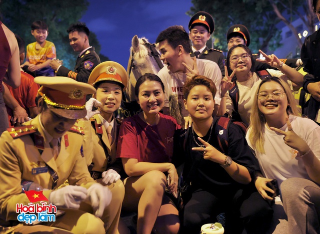 Không khí rộn ràng trên đường Lê Duẩn chờ đón diễu binh 30 / 4 sắp diễn ra - Ảnh 105.