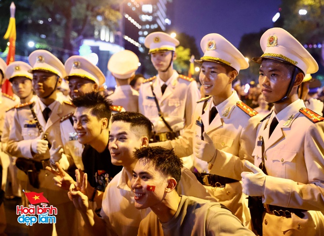 Không khí rộn ràng trên đường Lê Duẩn chờ đón diễu binh 30 / 4 sắp diễn ra - Ảnh 104.