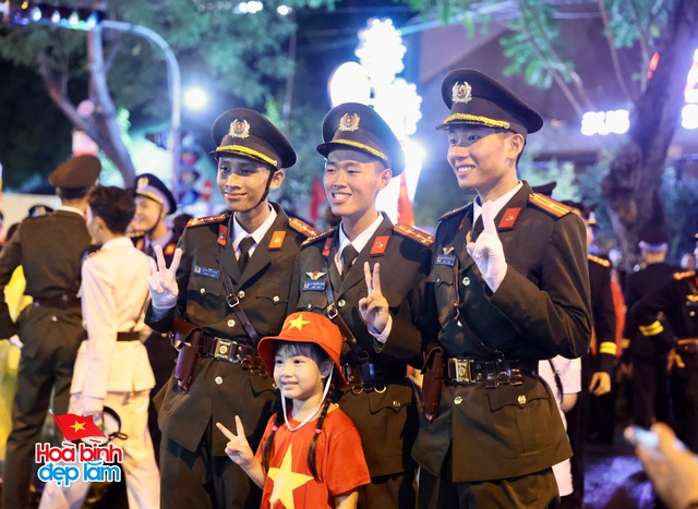 Không khí rộn ràng trên đường Lê Duẩn chờ đón diễu binh 30 / 4 sắp diễn ra - Ảnh 103.