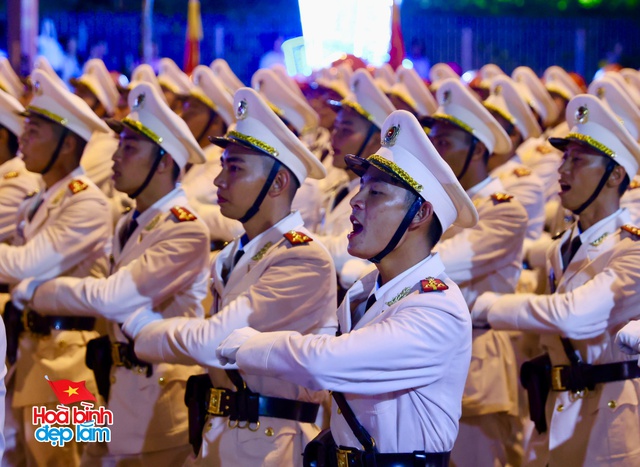 Không khí rộn ràng trên đường Lê Duẩn chờ đón diễu binh 30 / 4 sắp diễn ra - Ảnh 90.