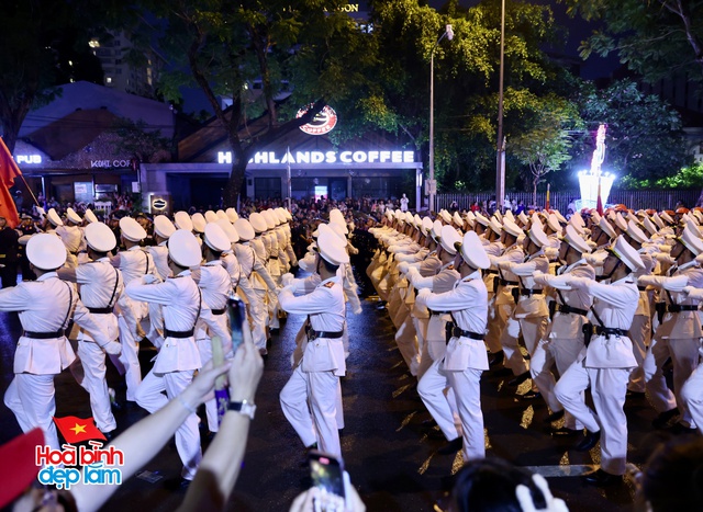 Không khí rộn ràng trên đường Lê Duẩn chờ đón diễu binh 30 / 4 sắp diễn ra - Ảnh 89.