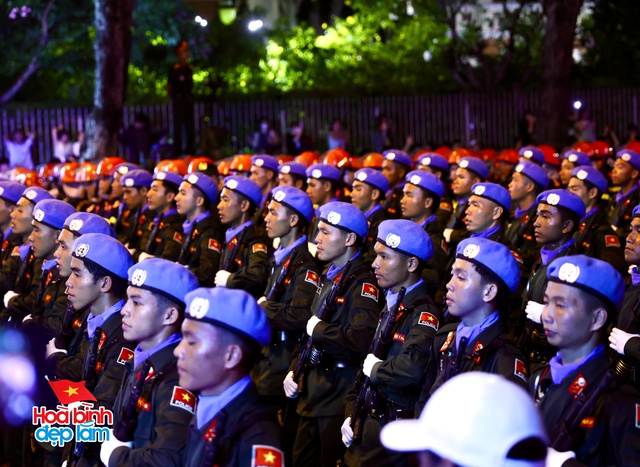 Không khí rộn ràng trên đường Lê Duẩn chờ đón diễu binh 30 / 4 sắp diễn ra - Ảnh 86.