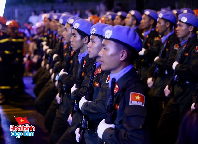 Không khí rộn ràng trên đường Lê Duẩn chờ đón diễu binh 30 / 4 sắp diễn ra - Ảnh 87.