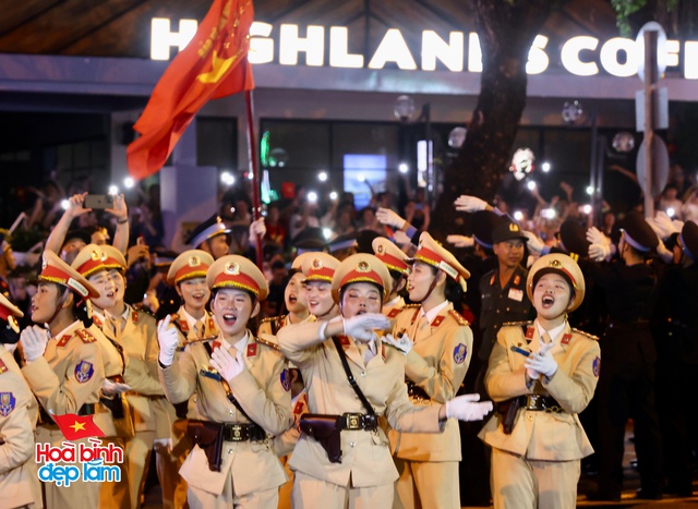 Không khí rộn ràng trên đường Lê Duẩn chờ đón diễu binh 30 / 4 sắp diễn ra - Ảnh 106.