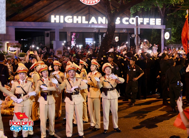 Không khí rộn ràng trên đường Lê Duẩn chờ đón diễu binh 30 / 4 sắp diễn ra - Ảnh 107.