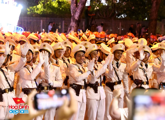 Không khí rộn ràng trên đường Lê Duẩn chờ đón diễu binh 30 / 4 sắp diễn ra - Ảnh 108.