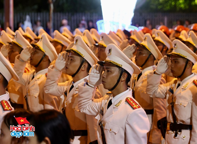 Không khí rộn ràng trên đường Lê Duẩn chờ đón diễu binh 30 / 4 sắp diễn ra - Ảnh 88.