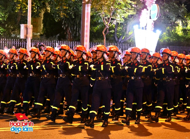 Không khí rộn ràng trên đường Lê Duẩn chờ đón diễu binh 30 / 4 sắp diễn ra - Ảnh 84.