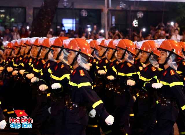 Không khí rộn ràng trên đường Lê Duẩn chờ đón diễu binh 30 / 4 sắp diễn ra - Ảnh 85.