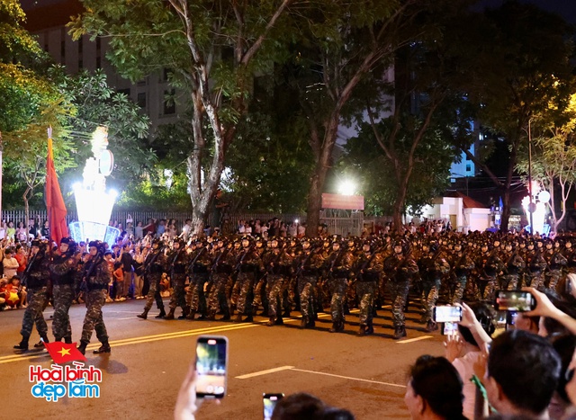 Không khí rộn ràng trên đường Lê Duẩn chờ đón diễu binh 30 / 4 sắp diễn ra - Ảnh 83.