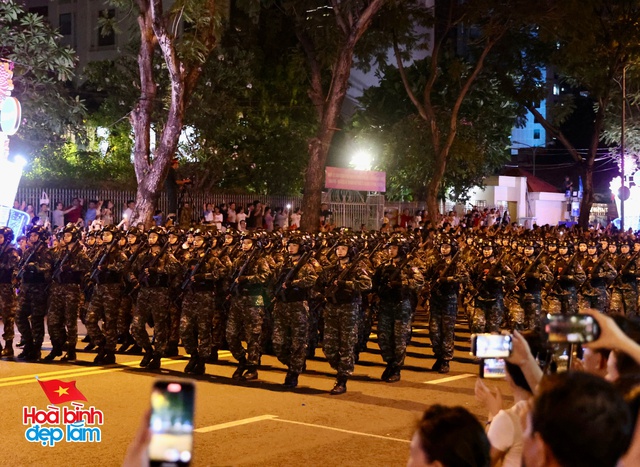 Không khí rộn ràng trên đường Lê Duẩn chờ đón diễu binh 30 / 4 sắp diễn ra - Ảnh 96.