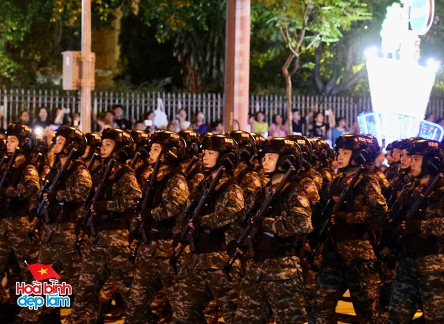 Không khí rộn ràng trên đường Lê Duẩn chờ đón diễu binh 30 / 4 sắp diễn ra - Ảnh 94.