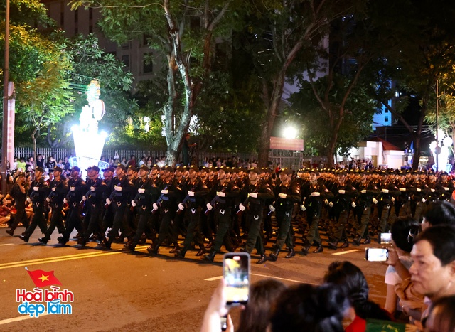 Không khí rộn ràng trên đường Lê Duẩn chờ đón diễu binh 30 / 4 sắp diễn ra - Ảnh 91.