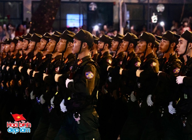 Không khí rộn ràng trên đường Lê Duẩn chờ đón diễu binh 30 / 4 sắp diễn ra - Ảnh 92.