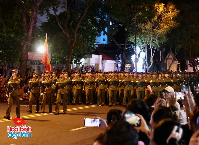 Không khí rộn ràng trên đường Lê Duẩn chờ đón diễu binh 30 / 4 sắp diễn ra - Ảnh 95.