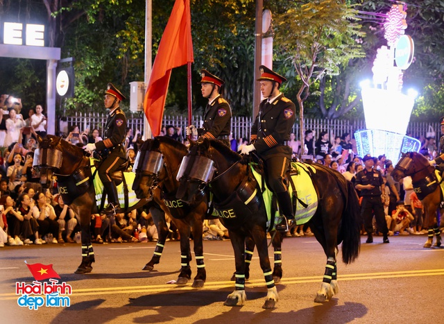 Không khí rộn ràng trên đường Lê Duẩn chờ đón diễu binh 30 / 4 sắp diễn ra - Ảnh 98.