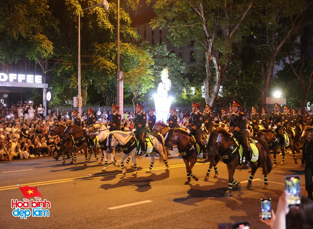 Không khí rộn ràng trên đường Lê Duẩn chờ đón diễu binh 30 / 4 sắp diễn ra - Ảnh 97.