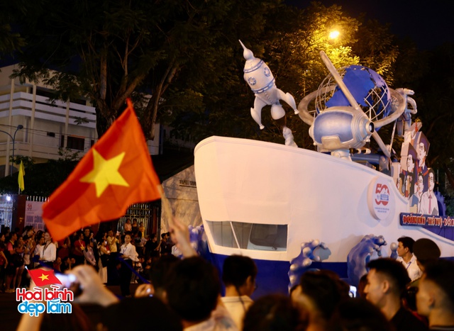 Không khí rộn ràng trên đường Lê Duẩn chờ đón diễu binh 30 / 4 sắp diễn ra - Ảnh 100.