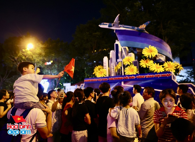 Không khí rộn ràng trên đường Lê Duẩn chờ đón diễu binh 30 / 4 sắp diễn ra - Ảnh 99.