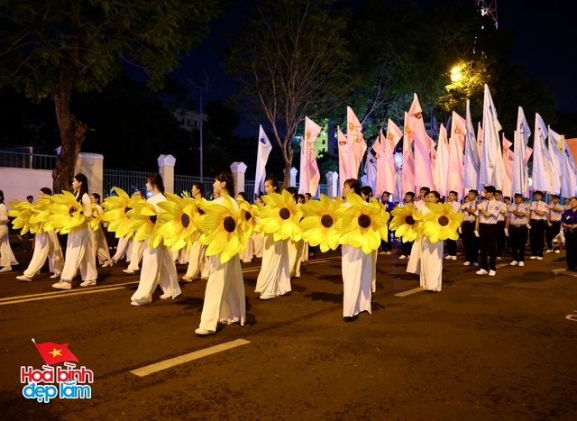 Không khí rộn ràng trên đường Lê Duẩn chờ đón diễu binh 30 / 4 sắp diễn ra - Ảnh 102.