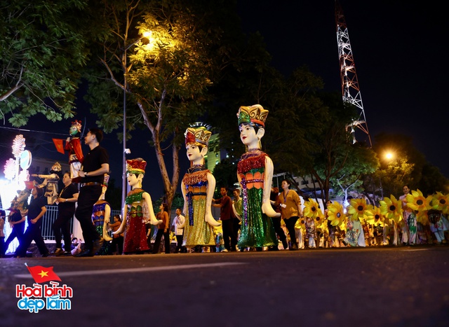 Không khí rộn ràng trên đường Lê Duẩn chờ đón diễu binh 30 / 4 sắp diễn ra - Ảnh 101.