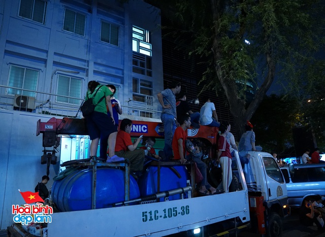 Không khí rộn ràng trên đường Lê Duẩn chờ đón diễu binh 30 / 4 sắp diễn ra - Ảnh 67.