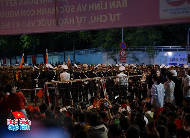 Không khí rộn ràng trên đường Lê Duẩn chờ đón diễu binh 30 / 4 sắp diễn ra - Ảnh 66.