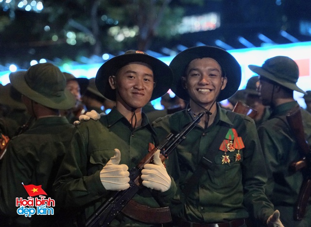 Không khí rộn ràng trên đường Lê Duẩn chờ đón diễu binh 30 / 4 sắp diễn ra - Ảnh 109.