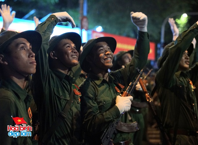 Không khí rộn ràng trên đường Lê Duẩn chờ đón diễu binh 30 / 4 sắp diễn ra - Ảnh 65.