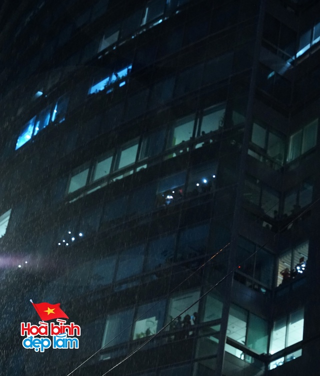 Không khí rộn ràng trên đường Lê Duẩn chờ đón diễu binh 30 / 4 sắp diễn ra - Ảnh 64.