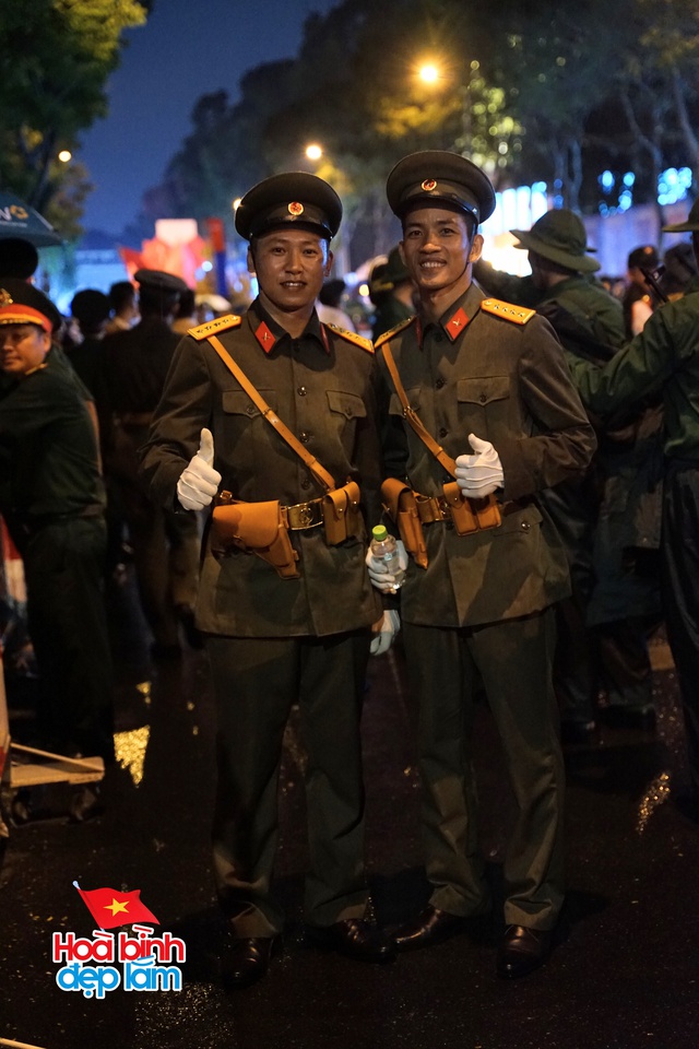 Không khí rộn ràng trên đường Lê Duẩn chờ đón diễu binh 30 / 4 sắp diễn ra - Ảnh 68.