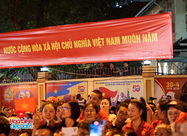 Không khí rộn ràng trên đường Lê Duẩn chờ đón diễu binh 30 / 4 sắp diễn ra - Ảnh 72.