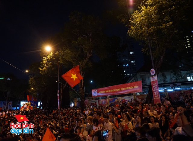 Không khí rộn ràng trên đường Lê Duẩn chờ đón diễu binh 30 / 4 sắp diễn ra - Ảnh 71.