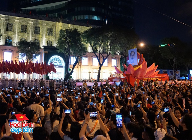 Không khí rộn ràng trên đường Lê Duẩn chờ đón diễu binh 30 / 4 sắp diễn ra - Ảnh 69.