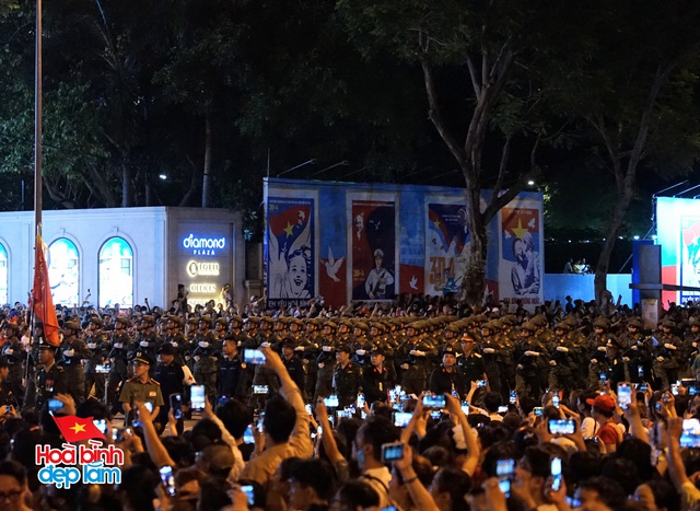 Không khí rộn ràng trên đường Lê Duẩn chờ đón diễu binh 30 / 4 sắp diễn ra - Ảnh 70.