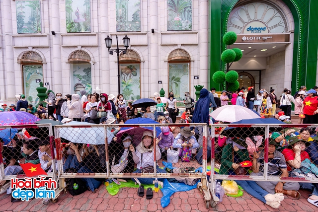 Không khí rộn ràng trên đường Lê Duẩn chờ đón diễu binh 30 / 4 sắp diễn ra - Ảnh 1.