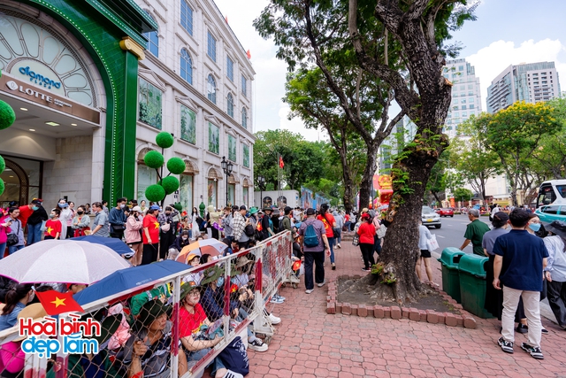 Không khí rộn ràng trên đường Lê Duẩn chờ đón diễu binh 30 / 4 sắp diễn ra - Ảnh 2.