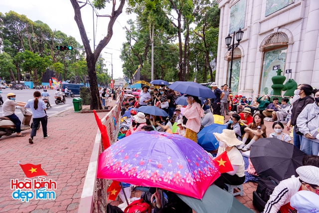 Không khí rộn ràng trên đường Lê Duẩn chờ đón diễu binh 30 / 4 sắp diễn ra - Ảnh 3.