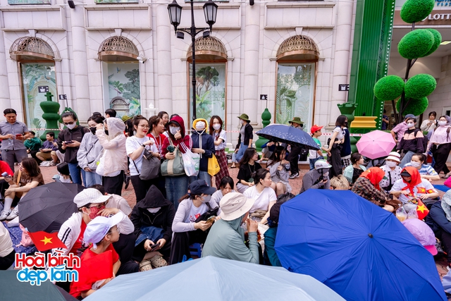 Không khí rộn ràng trên đường Lê Duẩn chờ đón diễu binh 30 / 4 sắp diễn ra - Ảnh 4.