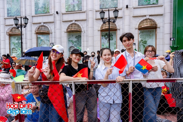 Không khí rộn ràng trên đường Lê Duẩn chờ đón diễu binh 30 / 4 sắp diễn ra - Ảnh 5.