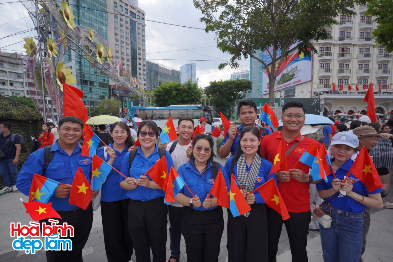 Không khí rộn ràng trên đường Lê Duẩn chờ đón diễu binh 30 / 4 sắp diễn ra - Ảnh 6.