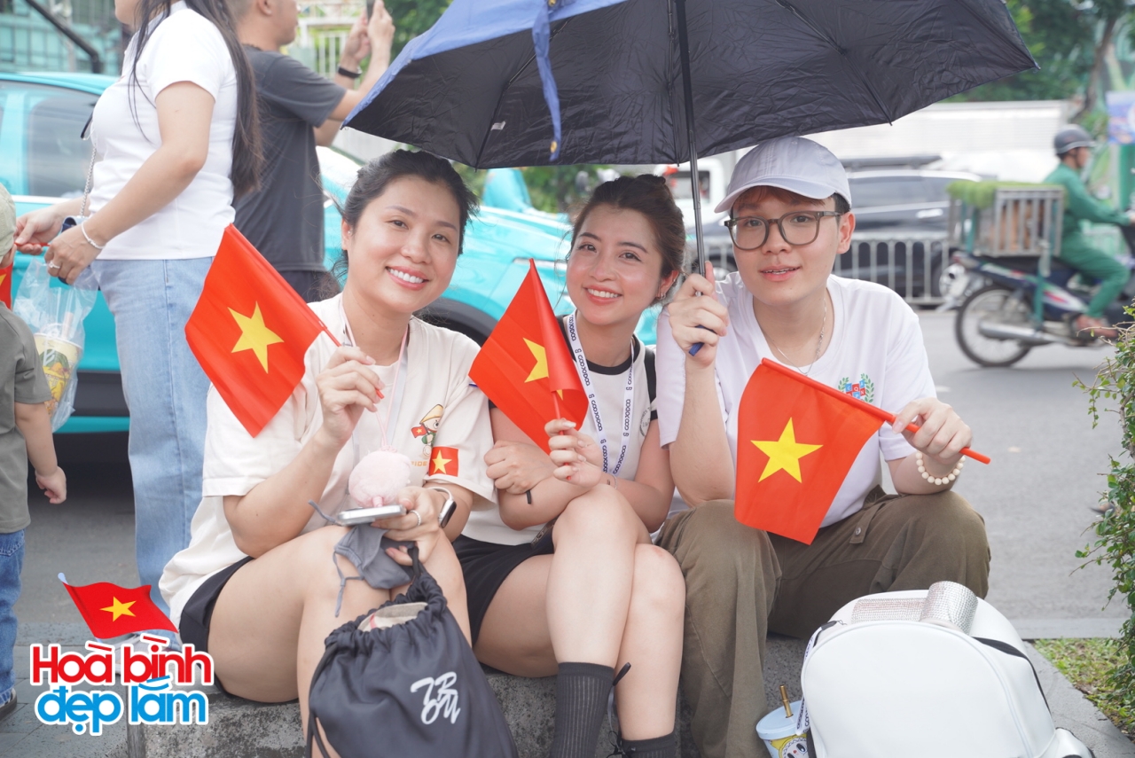 Không khí rộn ràng trên đường Lê Duẩn chờ đón diễu binh 30 / 4 sắp diễn ra - Ảnh 9.