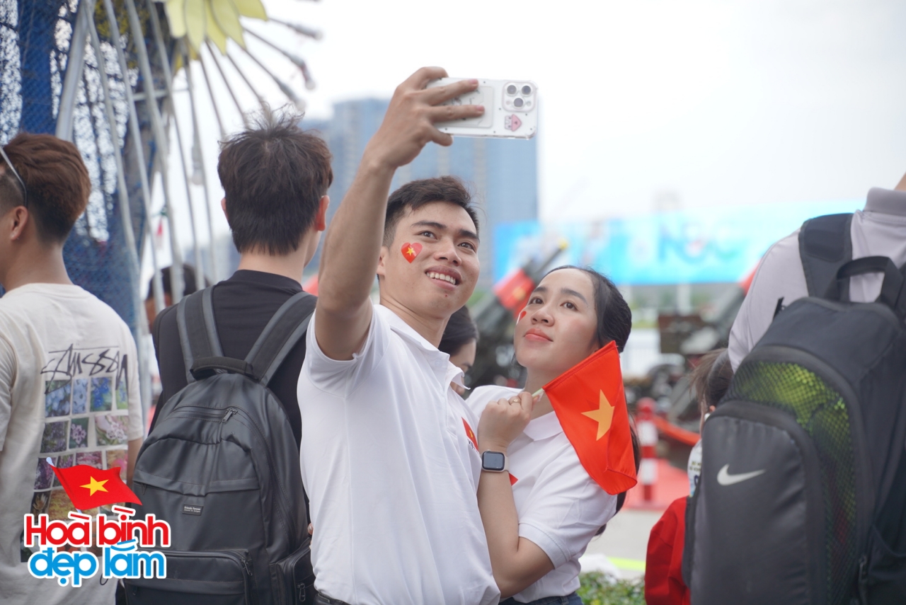 Không khí rộn ràng trên đường Lê Duẩn chờ đón diễu binh 30 / 4 sắp diễn ra - Ảnh 10.